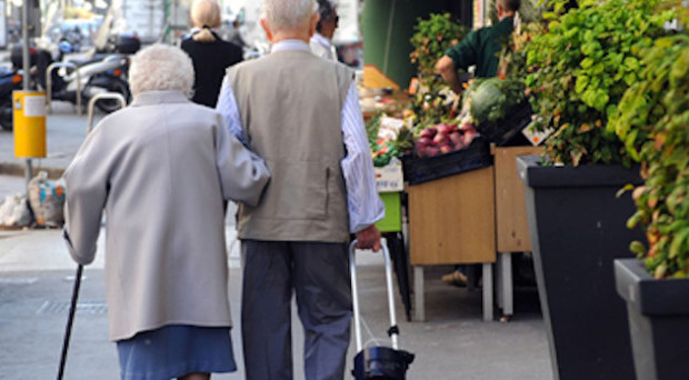 Redazione di Operai Contro, Noi pensionati in Italia siamo i responsabili del debito pubblico. Questa è la tesi di Tito Boeri e decine di enti di ricerca al servizio dei padroni. Il 2016 ha chiuso ufficialmente con un debito pubblico di 2.217,7 miliardi di euro, in crescita di 45 miliardi rispetto all’anno precedente. In rapporto al pil, dovrebbe essersi attestato a un soffio dal 133%, la percentuale più alta mai segnata nella storia dell’Italia. Secondo i calcoli effettuati da Business Insider, i disavanzi degli enti pensionistici obbligatori accumulati dal 1980 al 2015 sarebbero stati complessivamente pari a 1.491,18 miliardi [&hellip;]