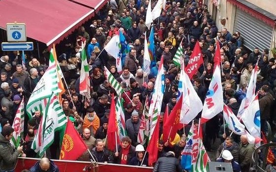 Redazione, Fim, Fiom, Uilm e Ugl, dopo aver gettato nella disperazione gli operai dell’acciaeria, hanno organizzato una processione cittadina. Hanno costretto un migliaio di operai a sfilare con tutte le altre classi a sfilare per le vie della città per chiedere ai politici e agli amministratori di salvare l’acciaeria. Solo ora si sono accorti che tutti vivevano utilizzando il lavoro degli schiavi salariati dell’acciaeria. Lucchini, per anni ha realizzati profitti con il lavoro non pagato di noi operai. Con il magro salario dovevamo vivere. I commercianti si prendevano la loro parte di salario. Lo stato dei padroni provvedeva al […]