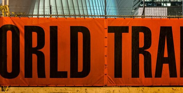 Redazione di Operai Contro Il libero mercato, in tempi di crisi, non piace più?! Anche nel mercato mondiale dei prodotti agroalimentari tira aria di protezionismo, di dazi, barriere e dogane. Gli agricoltori e le industrie agroalimentari vogliono ancora il libero scambio? Sì e no! Vogliono l’export, la libertà di esportare senza limiti, ma non vogliono l’import, anzi! È quanto emerge dalle reazioni del cosiddetto mondo agricolo italiano ed europeo alla politica neoprotezionistica del presidente Trump che, secondo Coldiretti, metterebbe a rischio ben il 9,6% delle vendite all’estero dei prodotti made in Italy “Doc” diretti negli Usa, il principale cliente […]