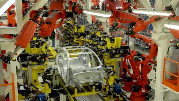 spesso mi capita di leggere o sentire dibattiti sui robot. Immancabilmente spesso la conclusione è  che i robot toglieranno la fatica del lavoro salariato lavoro agli operai. Molto probabilmente costoro non hanno mai lavorato in fabbrica. Io sono un giovane operaio della FCA di Melfi. La fabbrica è piena di ogni tipo di Robot. I robot non solo non ci hanno levato la fatica del lavoro salariato, ma i padroni costringono gli operai a segire i ritmi del Robot. Io penso che nelle moderne fabbriche gli operai sono sempre più ridotti ad essere robot appendici delle macchine di produzione […]