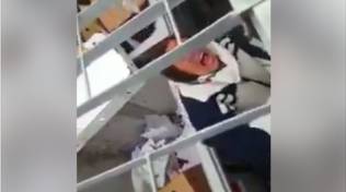 Redazione di Operai Contro, Mi permetto di inviarvi in allegato questo confronto/scontro  tra due modi di reagire al video  apparso  su FB in questi giorni sul caso della donna rom chiusa in gabbia da due dipendenti della Lidl che l’hanno sorpresa a rovistare tra i rifiuti. In che Italia viviamo? Spero in una riflessione  e in un risveglio di umanità. Ciao  Ennio Giovanni Cocciro ha condiviso il video di Cronaca Vera. 24 febbraio alle ore 23:31 · Eccoli gli eroi per la Lega Nord….. Cronaca VeraMi piace 23 febbraio alle ore 18:20 · Follonica, nomade sorpresa a frugare tra i rifiuti del Lidl ed i […]