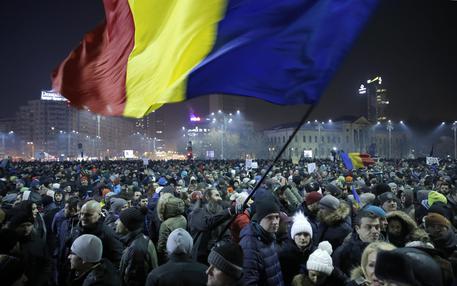 Redazione di Operai Contro, dobbiamo prendere ad esempio i Rumeni. In Italia dovremmo manifestare ogni giorno contreo i politici e gli amministratori corrotti Un lettore dal fattoquotidiano Oltre 200 mila persone hanno nuovamente manifestato mercoledì sera a Bucarest e in altre città della Romania per protestare contro il governo di Sorin Grindeanu accusato di varare misure che vanificano la lotta alla corruzione dilagante nel Paese. A Bucarest, secondo i media locali, si sono registrati sporadici scontri e tafferugli tra dimostranti e polizia con un bilancio di almeno cinque feriti e una sessantina di arresti. A innescare la protesta popolare è stato […]