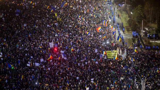 Redazione Operai contro, Mi associo alle lettere dei due operai che sono state pubblicate dal vostro giornale riguardanti le attuali proteste del popolo rumeno. Infatti gli esiti delle proteste nelle piazze della Romania hanno determinato ieri, dopo il ritiro del decreto “salva-corrotti”, le dimissioni volontarie del ministro della giustizia Florin Iordache. Pare proprio che tali proteste continueranno ancora visto che in precedenza era stato costretto a dimettersi anche Florin Iianu ministro del commercio e dell’imprenditoria. Sono d’accordo sulla necessità di cacciare il nostro Governo e tutti quei politici lazzaroni e ruba soldi che siedono in parlamento. Le proteste effettuate […]