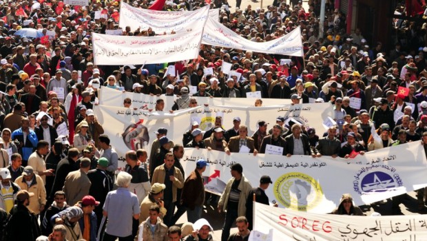 I diritti dei lavoratori marocchini sono calpestati, il tasso di sindacalizzazione della forza-lavoro non supera il 10%. Questa debolezza è dovuta da un lato alla poca credibilità di cui godono le Confederazioni sindacali, a causa della corruzione, della burocratizzazione e della scarsa democrazia interna, e dall’altro dalla grande diffusione della pratica antisindacale da parte dei padroni. La magistratura sta dalla parte delle famiglie borghesi, che hanno stabili collegamenti con i vertici dello Stato. Ben il 90% della popolazione attiva è occupato nel privato ed il 40% nel settore primario, composto da agricoltura e pesca. L’industria occupa solo il 20% della […]