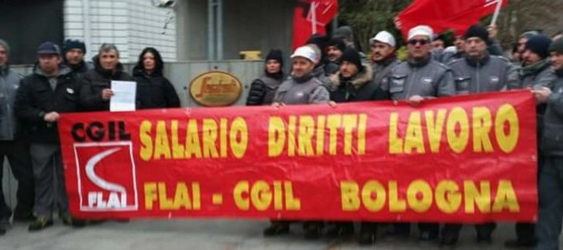 Caro Operai Contro, tutti i giorni tanti licenziamenti singoli o di pochi lavoratori passano in silenzio, o neanche lo si viene a sapere. E’ uno stillicidio diffuso e quotidiano, che non fa notizia, soprattutto da quando di esuberi e licenziamenti si parla di grandi numeri, perfino di miglia per volta. Quello che è successo alla Segafredo Zanetti di Pianoro (Bo), di cui anche Operai Contro ne ha parlato, è un caso molto importante, direi un esempio per tutti gli operai. Ieri leggendo la notizia che alla Camst di Villanova di Castenaso (Bo), l’azienda ha convocato 3 lavoratori comunicando loro […]