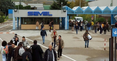 Ripubblichiamo una corrispondenza del 9 febbraio 2017 Caro Operai Contro, si va in bagno solo se lo dice il capo, se ti scappa bisogna urinarsi addosso. E’ successo alla Sevel di Val di Sangro, gli operai hanno dato una prima risposta con un un’ora di sciopero. “Episodi che si ripetono più spesso di quanto si possa immaginare”. Questa è la tempistica del lavoro imposta da Marchionne in Fca ex Fiat, e sottoscritta dal Fim, Fiom e Uil. Questi sindacati che hanno da dire? Invece del ripristino delle pause e tempi meno serrati, rivendicheranno i pannoloni per gli operai in […]