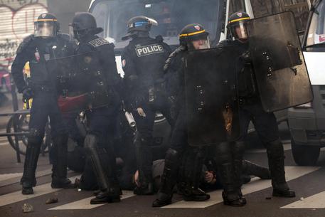 Redazione di Operai contro, Da oltre due settimane si susseguono manifestazioni non organizzate contro le forze dell’ordine. Prima nella banlieue, da Aulnays sous-bois a Bobigny, poi nel centro di Parigi. Ormai sono tante le motivazioni che uniscono i manifestanti. Diviene sempre più chiaro che: “Se la polizia agisce contro la legge è perché lo Stato glielo permette”. Inizia a farsi luce che la polizia è la mano violenta dello stato borghese. I giovani Francesi sono in prima linea nella rivolta. I rappresentanti dei vari partiti che si confrontano per le elezioni  del presidente della repubblica, sono sempre più bande […]
