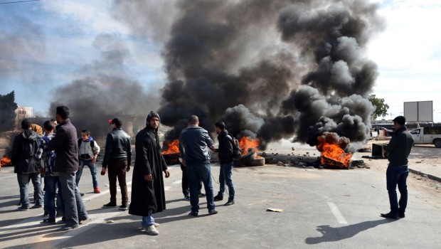 Tratto da: http://effimera.org/ Lorenzo Fe In questo mese si è registrato un aumento delle mobilitazioni sociali in Tunisia, che, per quanto di portata inferiore a picchi precedenti, segnala la persistenza delle rivendicazioni e delle lotte sociali nel paese. Il sito Nawaat.org ha riportato in un video le manifestazioni e blocchi stradali in 17 località diverse, a cui bisogna aggiungere la ripresa del blocco dei camion di gas della multinazionale inglese Petrofac nelle isole Kerkennah a partire dal 14 dicembre 2016 e la serrata della corporation canadese Winstar a Tataouine a partire dal 10 gennaio. Il 3 gennaio ha avuto luogo lo sciopero […]
