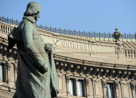 Redazione di Operai Contro, avete ragione i sindacalisti fanno schifo. Pur di salvare il  loro portafoglio condannano tutti i lavoratori. Unicredit e i sindacati hanno firmato l’accordo sui 3900 esuberi previsti dal piano aggiuntivi alle 6mila uscite già stabilite in precedenza.In totale gli esuberi (licenziamenti)sono circa 10 mila. I 10 mila esuberi (licenziamenti) sono la conseguenza della volontà dei vertici del gruppo di chiudere oltre 800 filiali nell’ambito del piano industriale di rilancio. Che rilancio? Al solito i sindacalisti esultano. L’intesa prevede la volontarietà delle uscite. Ma se chiudono le filiali dov’è la volontarietà? Però ora possiamo stare tranquill. […]