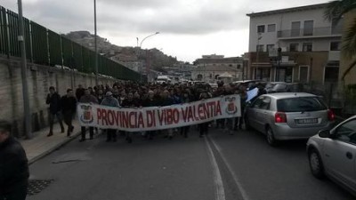 Caro Operai Contro, è riesplosa la protesta dei dipendenti della Provincia di Vibo Valentia, 4 mensilità non pagate: dicembre, tredicesima, gennaio e febbraio. L’abolizione delle Provincie poi resuscitate col referendum del 4 dicembre 2016, era stato ampiamente preceduto da uno svuotamento delle casse, denunciano i lavoratori stessi, tale per cui: “sono anni ormai che strade, scuole e altri servizi vitali per il territorio sono abbandonati a sé stessi per mancanza di fondi”. Ed ora non ci sono neanche i soldi per gli stipendi. Le Provincie sono resuscitate, ma le casse con i soldi no. “Il presidente della Provincia, Andrea […]