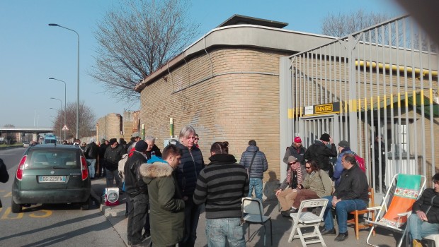 Redazione di operai contro, nonostante le minacce del padrone Camozzi lo sciopero degli operai contimua. Questo è il sesto  giorno di sciopero totale Avanti fino al ritiro dei 4 licenziamenti e delle minacce Operai INNSE