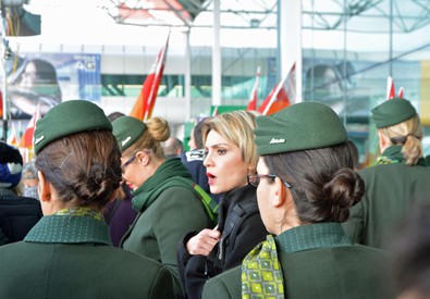 Redazione di Operai Contro, 2.000 gli esuberi fra il solo personale di terra previsti nel piano di rilancio di Alitalia. CIG e contratti di solidarietà e diminuizione degli stipendi. Ormai ogni 3 o 4 anni il  film è lo stesso. I padroni salvatori vanno via dopa aver ruibato tutto ciò che potevano. Lasciano esuberi e riduzioni di stipendio I sindacati strillano, ma dopo collaborano con i nuovi padroni Un meccanico