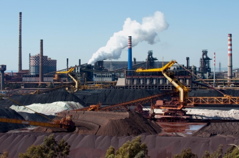 Redazione di Operai Contro, noi operai lavoriamo all’ILVA con la morte sulle spalle. Il padrone oltre ad ammazzare noi operai per fare profitti, uccide i nostri figli e le nostre mogli. L’intera popolazione di Taranto è sacrificata agli interessi di profitto dei padroni.Il padrone, lo stato, l’amministrazione comunale non ha fatto niente, non solo per noi schiavi salariati, ma neanche per diminuire le emissioni nocive dell’ILVA. Dobbiamo ribellarci. Liquidare la società dei padroni. PeaceLink ha scritto oggi alla Commissione Europea per aggiornarla in merito a evidenze di gravità estrema che sono emerse a Taranto recentemente e che confermano una […]