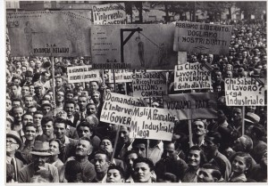 Redazione di Operai Contro, si stanno avvicinando le condizioni che porteranno ad una ondata di scioperi operai e al crollo dello stato dei padroni Tra il 5 e il 17 marzo 1943, le fabbriche torinesi sono bloccate da una protesta che coinvolge 100.000 operai. Dietro alle rivendicazioni economiche, le agitazioni hanno un chiaro intento politico e cioè la fine della guerra e il crollo del fascismo. Un’ondata che da Torino si estende alle principali fabbriche del Nord Italia.   Le agitazioni dell’estate 1942 e dei primi due mesi dell’anno successivo promuovono all’inizio del marzo 1943 una protesta più ampia […]
