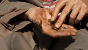 Redazione di Operai Contro, il conte Gentiloni è a caccia di voti come Renzi. Al solito se la prendono con quelli in miseria. Vengono stanziate delle elemosine per il 2017 circa 1 miliardo, più 600 milioni che arriveranno dal “riordino di trattamenti esistenti”. L’elemosina basta solo per il 30% dei 4,6 milioni di italiani in condizioni di indigenza secondo l’Istat. Cioè arriverà ad appena 400 mila mendicanti. Gentiloni e Poletti lo chiamano reddito di inclusione. Includono i poveri in una fascia di miseria maggiore. L’elemosina è  compreso tra i 250 e i 500 euro mensili, serve ora un decreto attuativo che stabilisca la […]