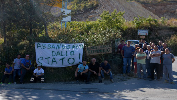 Redazione di Operai Contro, gli operai dele aziende del gruppo Virga sono senza salario da 17 mesi. Gli operai  della cava Acri srl e delle altre aziende edili del gruppo Virga hanno organizzato una manifestazione di protesta. Il sit-in si è tenuto nei locali dello stabilimento in contrada Rocca Bianca, a Marineo (Palermo). Vantiano 17 mensilità di arretrati: dieci mesi maturati prima del sequestro del luglio 2015 e sette mesi maturati nel corso del sequestro. L’11 febbraio, è scaduta la cassa integrazione, Sindacati e politici se ne fottono. Neanche l’elemosina della cig abbiamo Un operaio