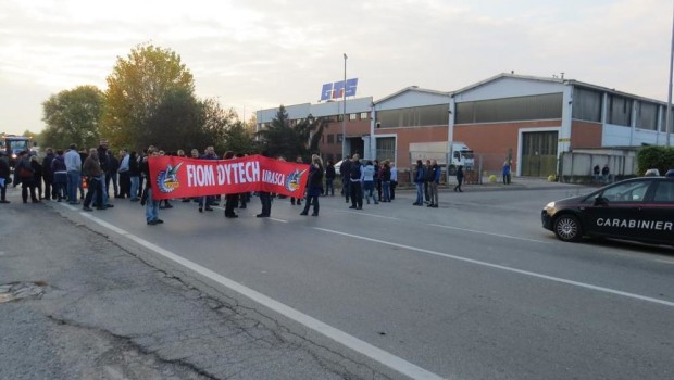 Redazione di Operai Contro, noi operai della Dytech di Airasca abbiamo scioperato e abbiamo bloccato la statale 23. L’azienda ha spostato la fabbrica da Airasca a Chivasso. I 360 operai della Dytech dovremo percorrere ogni giorno 120 chilometri tra andata e ritorno. Praticamente il nostro orario di lavoro diventerà di 10 ore al giorno pagate 8. Lo sciopero continua: il turno della notte si fermerà per tre ore e altrettante verranno di nuovo fatte domani mattina. La FIAT deporta dli operai da Pomigliano a Cassino. La Dytech ci deporta da Airasca a Cassino gratis. I politici non fanno nientge […]