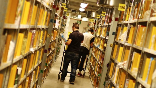 Caro Operai Contro, le condizioni di sfruttamento che gli operai della Amazon denunciano in una intervista rilasciata a La Stampa, sono micidiali. Senza aggiungere altro riporto qui sotto alcune loro dichiarazioni. Rammento quello che scrive spesso Operai Contro, sulla necessità degli operai di organizzarsi in un proprio Partito. 1) “Ci spremono come limoni. Dopo 5 anni offrono 5000 euro per andarcene. Hanno bisogno di personale fresco”.  2) “Il lavoro è ripetitivo come una catena di montaggio. Le patologie al tunnel carpale, al collo o alla schiena non si contano”.  3) “ Si trotta tra gli scaffali: “Almeno 20 chilometri […]