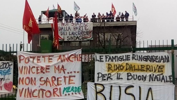 Redazione di Operai Contro, siamo 120 operai della fonderia Anselmi di Campo San Piero (Padova). Da dicembre 2016 non veniamo pagati. La fabbrica a Gennaio è stata dichiarata fallita e a Dicembre il padrone aveva spento i forni. Ora il padrone ci chiede di rinunciare alle ultime mensilità che ci deve. E’ questa la condizione che pone per chiedere la cassa integrazione Sabato siamo saliti sul tetto dell’azienda. Domenica i sindacati FIOM-FIM hanno organizzato la messa in fabbrica. Ci hanno chiesto di pregare che si verifichi il miracolo di un nuovo padrone. Grazie ai sindacati siamo ridotti a sperare […]