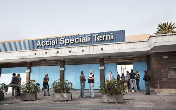 Redazione di Operai Contro, La FIOM ha tenuto un  ciclo di assemblee per  fare il punto sulla situazione.Cosa dice la FIOM:” è emersa soddisfazione rispetto all’andamento generale del sito  che, ad oggi, testimonia una situazione economica, finanziaria, produttiva e di prospettiva sicuramente migliore rispetto agli anni precedenti.Una situazione che è frutto della mobilitazione dei lavoratori che hanno avuto prima la capacità di modificare il piano industriale di ThyssenKrupp e successivamente di consentire, con sacrifici organizzativi e salariali, il raggiungimento dei risultati che oggi si stanno ottenendo”. Grandioso La FIOM ringrazia gli operai perchè i profitti della Thyssenkrupp sono aumentati, […]