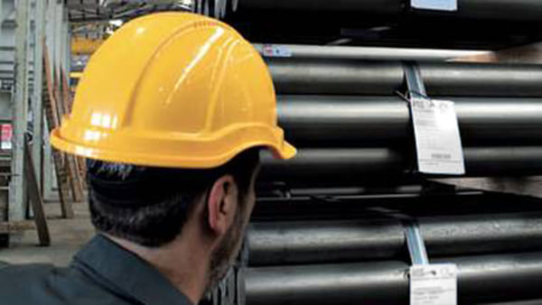 Caro Operai Contro, 10 milioni di euro la base d’asta, ma nessuna offerta è arrivata per il laminatoio Stefana di Nave (Brescia). Se il lavoro con la fabbrica va all’asta, anche la Repubblica su di esso fondata va all’asta? 140 operai a rischio di licenziamento collettivo. Ma quanti si trovano o sono passati da questa situazione finendo licenziati? Il lavoro salariato che a detta di molti porta dignità, dipende dalla vendita all’incanto della fabbrica, quindi anche la presunta dignità che gli viene attribuita ? Riporta la cronaca: “Sono loro, (gli operai) come sempre accade in questa società, a pagare […]