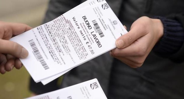 Caro Operai Contro, per evitare il referendum che chiede l’abolizione dei Voucher, il governo Gentiloni ne sta modificando l’uso e l’importo annuo, con norme differenziate secondo se ad usare i Voucher per pagare chi lavora, sarà un padrone o un privato cittadino. Resta e si aggrava la continuità politica del governo Gentiloni, rispetto al governo Renzi. Continuità di un salario da fame e di condizioni di lavoro, sempre più strutturate con regole e leggi che permettono di sfruttare mano d’opera legalmente, in condizioni di schiavitù salariale. Una realtà presente in tutti settori che dilaga. L’uso dei Voucher si è […]