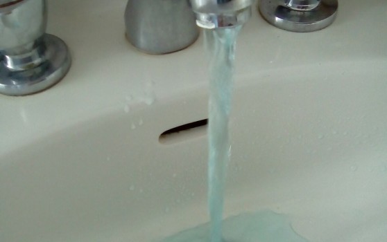 Caro Operai Contro, se l’inquinamento non avesse colorato l’acqua di blu, chissà quali danni alla salute avrebbe provocato prima di scoprire che era inquinata. Nel Bel Paese degli “infortuni” sul lavoro in cui tre operai muoiono ogni giorno; dei ponti che crollano senza terremoto; degli omicidi di massa per scarsità di macchine spazzaneve della pubblica prevenzione; di ospedali dove puoi essere “curato” sul pavimento; dei politici corrotti che “non hanno smesso di rubare, hanno solo smesso di vergognarsi”; ecc. ecc., succede anche che dai rubinetti l’acqua che dovrebbe scendere potabile, scenda invece colorata di blu. “La causa sarebbe riconducibile […]