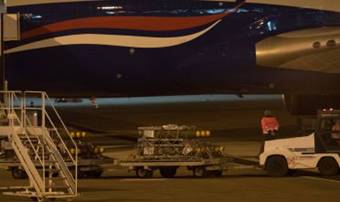 Caro Operai Contro, i dati ufficiali divulgati il 18 marzo, dicono che l’esportazione di armi dalla Sardegna ha avuto un incremento del 100% rispetto il 2014. Sono l’altra faccia dell’uso delle bombe da parte dei paesi imperialisti, che massacrano la resistenza e i popoli dei paesi, ai quali vogliono imporre la propria egemonia politica, per la rapina delle materie prime ed il controllo di aree militarmente strategiche. Con Renzi i profitti al tritolo dei padroni italiani sono andati alle stelle. Gentiloni è sulla stessa strada. Con queste credenziali insieme all’invio di militari sugli scenari di guerra, e le costanti […]