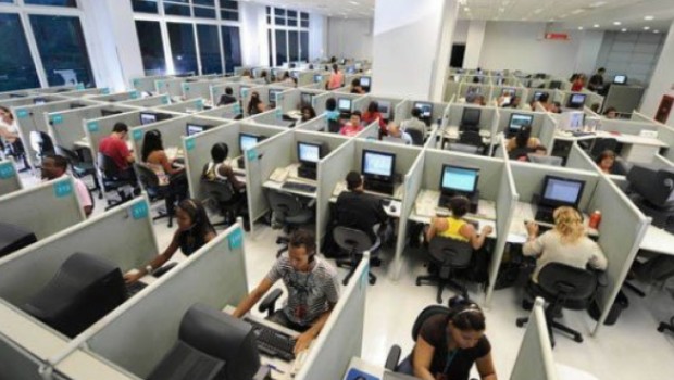 dalla gazzetta del mezzogiorno TARANTO – La Slc Cgil di Taranto denuncia un nuovo caso di lavoratori sottopagati in un call center che opera per grandi committenze nazionali. Il centro, secondo l’organizzazione sindacale, retribuisce i dipendenti con «la misera e offensiva somma» di 2,50 euro per ogni ora di lavoro. «Una somma – osserva Andrea Lumino, segretario territoriale della Slc – da considerare al lordo delle ritenute di legge: la paga netta nelle tasche dei lavoratori era quindi addirittura inferiore ai 2 euro». La vicenda, sottolinea il sindacalista, «è grottesca e vergognosa e abbiamo già provveduto a denunciare tutto […]