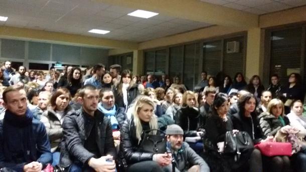 Caro Operai Contro, “Sciopero sciopero” è la decisione dei lavoratori riuniti in assemblea contro la pretesa del centro commerciale di farli lavorare anche a Pasqua e a Santo Stefano. Sono circa 2.500 le persone impiegate nel polo commerciale di Serravalle Scrivia, «una forza enorme che per la prima volta esce dal silenzio». Un esempio che andrebbe seguito. “All’assemblea è arrivata anche la solidarietà della Fiom, il sindacato dei metalmeccanici. «Se scenderete in piazza con voi ci saranno anche gli operai delle fabbriche», assicura Angelo Paternò delegato sindacale alla Kme”. I lavoratori dei centri commerciali ce ne hanno fin sopra […]