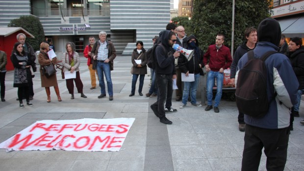 Presidio di solidarietà in Piazza Indipendenza a Chiasso. Urla e striscioni in ricordo del migrante morto a Balerna, ma il nervosismo è nell’aria CHIASSO – «Guarda che non ci mettiamo molto a sapere dove abiti». Animi caldi al presidio dei no borders a Chiasso. Oggi alle 17.30 una sessantina di persone si sono riunite in piazza Indipendenza con striscioni e volti coperti per una manifestazione non autorizzata. «Siamo qui per accusare una politica migratoria ingiusta che calpesta la vita umana» tuona il megafono. L’occasione è la morte di un profugo folgorato sul tetto di un treno lunedì sera, a […]