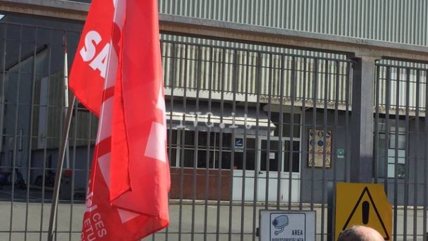 Caro Operai Contro, dopo lo sciopero con presidio in concomitanza dell’incontro con la direzione, le annunciate 13 settimane di cassa integrazione, sono scese a 4. Un primo risultato ottenuto dai 70 operai della Mondomarine di Savona, che hanno scioperato contro il ricorso alla cassa integrazione come prima passo per il licenziamento. L’esperienza ha dimostrato che i padroni usano e abusano della cassa integrazione, non per brevi periodi momentanei, ma appunto come passaggio ai successivi licenziamenti di massa. I 70 operai della Mondomarine, risoluti nello sciopero e nel presidio, hanno ridimensionato la pretesa aziendale di 13 settimane di cassa integrazione, […]