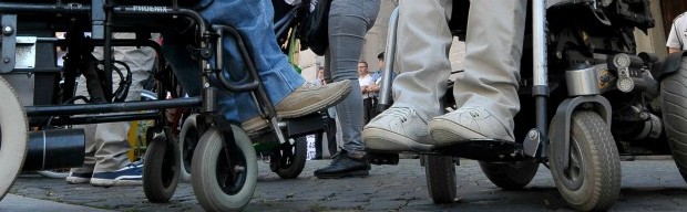 Redazione di Operai Contro, il governo del conte Gentilone è un governo fatto di delinquenti della peggiore specie. Governo di delinquenti della peggiore specie perchè si divertono a colpire le persone con disabilità e le fasce più deboli della popolazione. Questa è la vera faccia del governo dei padroni. Il padrone sfrutta gli operai per fare profitti. I politici del governo garantiscono ai padroni la libertà di licenziare. I parassiti del governo gonfiano i loro portafogli con le mance che gli danno i padroni. I politici promettono soldi per le politiche sociali, ma in realtà non hanno nessuna intenzione […]