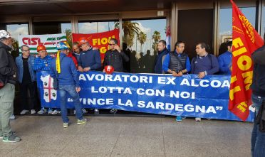 Redazione di Operai Contro. ormai sembra sia passata una eternità. Dal 2012 siamo in presidio davanti alla fabbrica e viviamo da mendicanti. Già dal 2010 la multinazionale proprietaria dello stabilimento aveva annunciato di voler chiudere. Nel 2012, poi, il fermo vero e proprio dell’impianto con l’inizio della via crucis degli operai tra cassa integrazione e mobilità.  I padroni delle aziende dell’indotto hanno chiuso da tempo e non hanno pagato quello che dovevano agli operai . C’è gente che ha bruciato tutti i risparmi per tirare avanti”, dice Roberto Forresu, segretario della Fiom nel Sulcis.Fino a qualche mese fa si […]