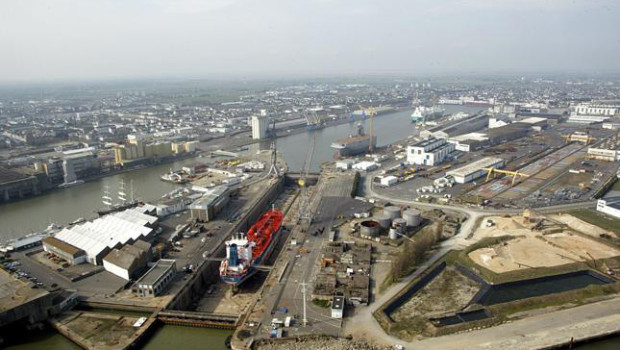 Redazione di Operai Contro, Le recenti dichiarazioni del ministro dell’Industria francese, Christophe Sirugue, hanno gelato tutti in Italia: «Fincantieri non deve avere la maggioranza». La maggioranza a cui faceva riferimento il ministro è quella azionaria in STX France proprietaria dei famosi cantieri navali di Saint Nazaire. L’italiana Fincantieri è da mesi che cerca di mettere le mani sugli ex-Chantiers de l’Atlantique. E probabilmente pensava di esserci riuscita quando un mese fa il tribunale fallimentare di Seul l’ha dichiarata “miglior offerente” per STX France. STX, uno dei conglomerati coreani (chaebol) il cui successo veniva tanto decantato negli anni ‘70, aveva […]