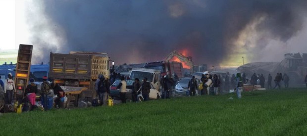 Redazione di Operai Contro, dopo i due emigranti del Mali bruciati vivi nell’ultimo rogo del ghetto, pare che lo stato abbia  deciso di radere al suolo con le ruspe le baracche dei braccianti. Gli emigranti- braccianti sono stati costretti a fuggire terrorizzati. Andranno in altri ghetti sparsi in tutta la Puglia. Vi invio una piccola storia del Ghetto di Rignano Un bracciante Una città invisibile nata attorno a un gruppo di vecchie masserie e costruzioni in lamiera, cartone e assi di legno. Il ‘Grande Ghetto’ è sorto nei campi tra San Severo, Rignano Garganico e Foggia quasi una ventina […]