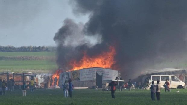 Lo sgombero del Ghetto di Rignano si è concluso. Ieri le ruspe hanno demolito le ultime baracche rimaste in piedi dopo gli incendi. Sono arrivati, immediati, i tweet di Michele Emiliano e di altri rappresentanti istituzionali: lo sgombero è un successo, tutto è andato secondo i piani. Evidentemente erano messi in conto anche i morti, e comunque se la sono cercata, avendo rifiutato di andarsene quando gli era stato ordinato… Nel frattempo emergono le dichiarazioni ufficiali della Questura e della Regione rispetto a questioni che erano ancora poco chiare negli scorsi giorni. La stessa Regione infatti, sin dal 1 […]