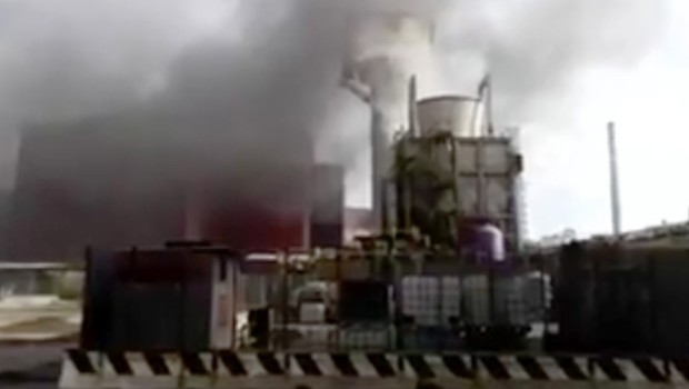 Redazione di operai Contro, occorre far vedere alle due cordate che all’ILVA tutto funziona. Ci fanno produrre  acciaio e si preparano a metterci in CIGS, ma vogliono sempre più produzione. Ma questa fabbrica è una trappola mortale per noi operai.  Un  incendio si è sviluppato sulla linea 4 della Colata Continua 5 dell’Acciaieria 1. L’icendio ha interessato la via a rulli di evacuazione delle bramme.  Una densa nube nera era visibile da diversi punti della città di Taranto.  Sulla propria bacheca Facebook, il Comitato Cittadini e Lavoratori Liberi e Pensanti, di cui fanno parte anche diversi dipendenti del Siderurgico, […]