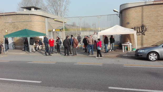 Aggiornamento di oggi, 17 marzo, dai cancelli della Innse. .Il presidio è continuato oggi con la quotidiana presenza di tutti gli operai e solidali. La RSU, con una delegazione di operai, si è recata in regione Lombardia per incontrare il direttore generale dell’Arifil (Agenzia Regionale per l’Istruzione, la Formazione e il Lavoro), per capire che posizione abbia l’Agenzia sia sui licenziamenti in atto che sulla posizione assunta dalla Camozzi circa il mancato rispetto degli accordi sottoscritti nel 2009. L’ Arifil è l’ente in cui si incontrano sindacati, aziende e RSU per accordarsi sugli ammortizzatori sociali. l’Arifil, che nel passato […]