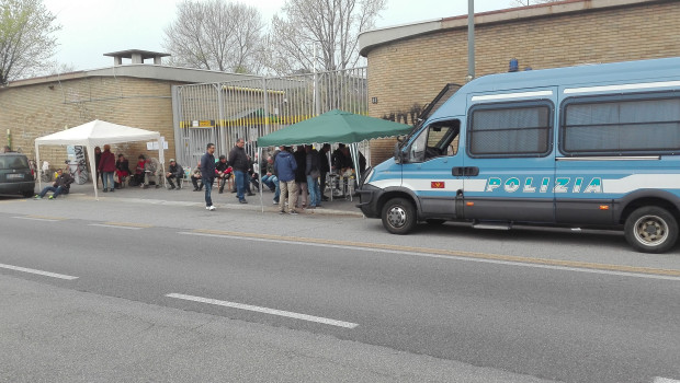   Undicesimo  giorno di sciopero consecutivo, il presidio è continuato oggi con la quotidiana presenza di tutti gli operai e solidali.  Questo è l’undicesimo giorno di sciopero, undici giorni di picchetto continuo dei cancelli della fabbrica. Undici giorni di una lotta che l’organizzazione sindacale, a cui tutti i lavoratori della Innse sono iscritti, continua nella sua stupida prepotenza ad ignorare completamente, malgrado il fatto che il padrone abbia licenziato 4 lavoratori.  La direzione nazionale e quella provinciale  della Fiom hanno  deciso che i licenziamenti, gli scioperi, la lotta degli operai della Innse non contano assolutamente nulla. Hanno deciso che […]