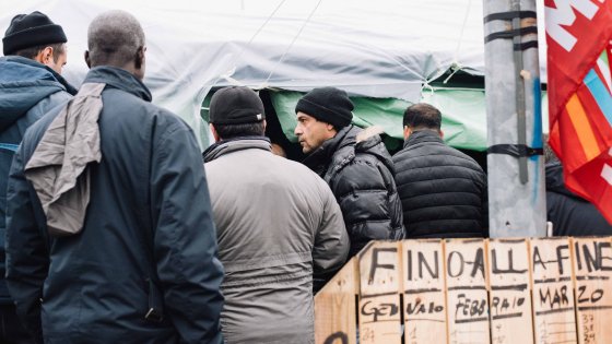 Redazione di Operai Contro, le lettere di licenziamento partono dal 26 aprile. Sono due mesi che i sindacati ci fanno scioperare. Ora dal 13 aprile sospendono lo sciopero: ” gli operai e le operaie  sospendono l’iniziativa di sciopero iniziata il 24 gennaio 2017 e riprenderanno l’attività lavorativa il giorno giovedì 13 aprile 2017 dalle sei del mattino, con i turni di lavoro precedentemente assegnati. “ I sindacti ci hanno portato allo sbando, non hanno indetto nessuna lotta dura contro l’azienda, ora la denunciano per comportamento antisindacale. Chiedono alla magistratura di annullare il licenziamento collettivo di 187 operai. La magistratura […]