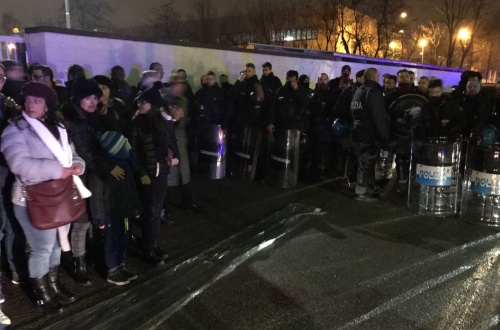 dal giornaledimonza.it Quella che sta per terminare è stata sicuramente una delle giornate più difficili per i lavoratori, in presidio permanente da ben 36 giorni per protestare contro il licenziamento di 187 operai. La tensione è salita alle stelle fin dal primo pomeriggio quando il presidio dei lavoratori  si è diviso in due: un gruppo è rimasto stabilmente di fronte alla sede di via Da Vinci, mentre altri si sono mossi per bloccare l’uscita di un camion (mezzo che poi non si è mai mosso) al cui interno erano appena stati caricati quattro macchinari destinati a volare negli Stati […]