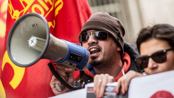 Redazione di Operai Contro, L’emilia-Romagna è il regno del Pd. Un operaio di Moena di MARCO BETTAZZI dalla Repubblica Quarta regione in Italia per numero di lavoratori irregolari, ben 7.470, con picchi tra le province a Modena per trasporti e facchinaggio e a Bologna per lavoro nero. Sono i pochi invidiabili record consegnati all’Emilia-Romagna dal rapporto 2016 degli Ispettorati del lavoro nazionali, presentati il 1° marzo scorso a Roma e analizzati dalla Cgil emiliana. Dalle tabelle ministeriali emerge che a fronte di meno ispezioni avviati dalle Direzioni provinciali del lavoro locali, oltre 11mila ma con un calo di 519 […]