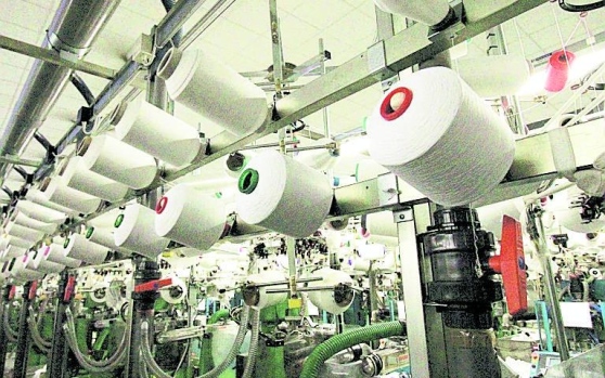 Caro Operai Contro, 6 mesi di salari arretrati per i 180 operai del calzificio Lvt di Castel Goffredo (Mantova). Ieri hai pubblicato un altro caso dove i lavoratori hanno 4 mensilità arretrate. Ma quante sono queste situazioni? Il fatto che passino mesi prima che si protesti, è verosimilmente dovuto alle difficoltà degli operai a ribellarsi. Il padrone attua tutti i suoi meccanismi di ricatti e contrappone fra loro i lavoratori. Poi nei casi come alla Lvt che ti mando qui sotto, finché c’è un sindacato che tira da una parte e uno dall’altra, per gli operai sarà sempre più […]