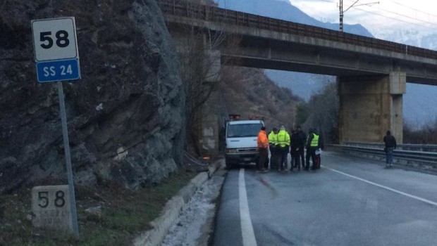 francesco falcone gravere Tragedia sul lavoro, ieri pomeriggio, a Gravere, in Alta Val Susa, dove un operaio di 60 anni, Giuseppe Macrì, è rimasto travolto e ucciso dall’acqua all’interno di una condotta idrica in cui stava lavorando in vista del collaudo del tratto di acquedotto di Valle che scende in direzione dei tornanti del Belvedere di Susa, lungo l’asse della Statale 24. La disgrazia è avvenuta intorno alle 16, quando per cause in fase di accertamento da parte dello Spresal e dei carabinieri della Compagnia di Susa, l’operaio – originario di Gioia Tauro e residente a Chiaverano – è […]