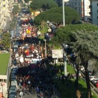 Redazione di Operai Contro, i giovani di Napoli hanno avuto il coraggio di scendere in piazza contro il campione della reazione dei padroni padani. La polizia è ancora una volta intervenuta per proteggere gli spazi “democratici” di questo reazionario. Salvini quando parla dei meriodionali usa i peggiori insulti che sintetizza nell’espressione di gente che non ha voglia di lavorare. Salvini quando parla degli emigrati ne chiede l’espulsione e il blocco sulle spiagge libiche. Salvini incita all’odio dei poveri cristi italiani contro gli emigranti. Salvini quanto parla dei Rom  chiede la ruspa per spazzarli via. Salvini e la Lega governa […]