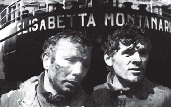 A Ravenna il 13 marzo 1987 si consumò la più grande tragedia operaia del dopoguerra. Qui morirono asfissiati dalle esalazioni di acido cianidrico 13 operai addetti nei cantieri navali. Ripubblichiamo un articolo di rassegna sindacale del 2008 di Angelo Ferracuti Ho raccontato negli ultimi anni molte morti sul lavoro. La morte non è mai accettabile, ma morire per mille euro al mese facendo lavori di merda lo è ancora meno. Non so quanti italiani sarebbero oggi disposti a pulire le stive delle navi, quanti spennare galline, accudire bestiame nelle stalle o raccogliere pomodori per quindici euro al giorno, dopo […]