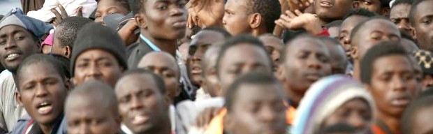 Redazione di Operai Contro, l’italia ha un record. Il muro del Mediterraneo ha prodotto 600 morti nei primi due mesi del 2017. Il conte Gentiloni, fa accordi con il dittatore libico, nominato dall’ONU, per rinchiudere gli emigranti nei campi di concentramento libici. Il conte Gentiloni commercializza gli emigranti. Vuole più soldi dall’europa per le espulsioni. Il Pd non è diverso da Trump Libertà di circolazione per gli emigranti Un operaio Senegalese