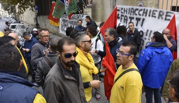 Redazione operai contro, Noi operai della GMI di Livorno dopo il 17 aprile verremo licenziati in 30 su un totale di 45 dipendenti non per mancanza di lavoro ma perché la direzione della Grandi Molini vuole dismettere l’attività dello stabilimento qui a Livorno. Le istituzioni locali e regionali vogliono farci credere che sono dalla nostra parte. L’Autorità Portuale di Livorno ci garantisce che i lavori necessari per la ristrutturazione e il rifacimento della banchina per far si che attracchino anche le navi di grande stazza per approvvigionare i silos della fabbrica saranno ultimati in tempo utile. Ma quale tempo […]