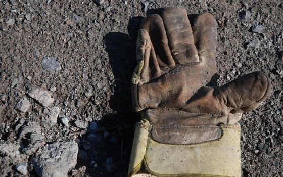 Redazione di Operai Contro Un operaio oggi è deceduto oggi all’interno dell’area dei cantieri navali di Monfalcone (Gorizia) della Fincantieri. Un operaio bosniaco di 41 anni,  è morto precipitando da un’altezza di circa 20 metri da una palazzina in costruzione. L’incidente mortale è avvenuto all’interno del cantiere edile che sta costruendo i nuovi capannoni per la verniciatura delle navi all’interno dello stabilimento Fincantieri. L’operaio era dipendente di una ditta esterna ai cantieri navali. La morte non guarda alla nazionalità degli operai È stato proclamato lo sciopero e il blocco di tutte le attività del cantiere di Monfalcone, dove è in […]